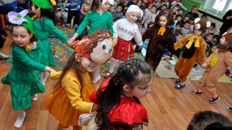 „Деца помагат на деца“ с пиеса за Маги (СНИМКИ)