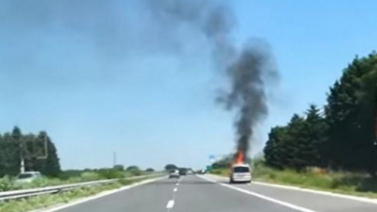 Кола се запали в движение по "Хемус" край Варна