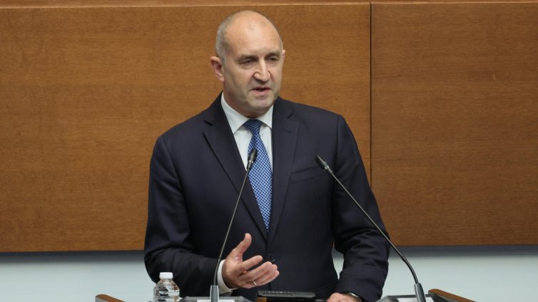Премиерът Радев обеща: Малката потребителска кошница поевтинява с минимум 15%