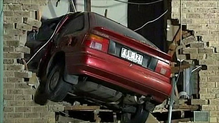 Зет заби колата си в къщата на тъщата, после я запали  