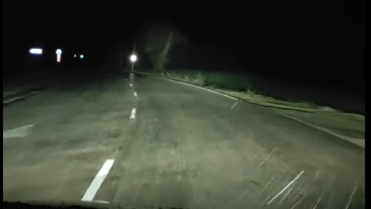 Лошото време във Варна: Вятърът събори дърво върху пътя за Каменар