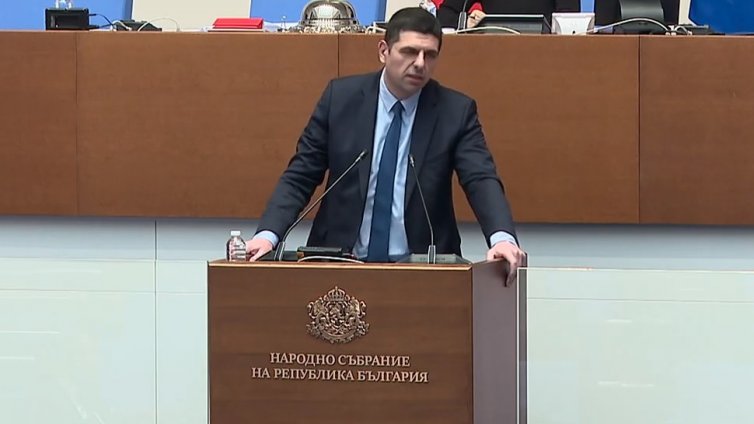 Костадинов прати Ивайло Мирчев да гледа овце в Крушари