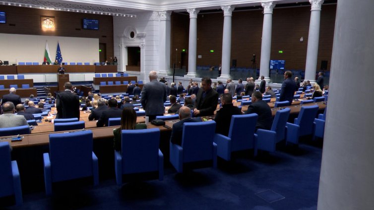 И на второ четене - секциите за изборите зад граница ще са до 20