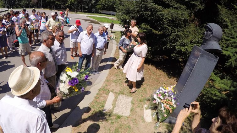 Именити космонавти положиха цветя на паметника на Юрий Гагарин във Варна