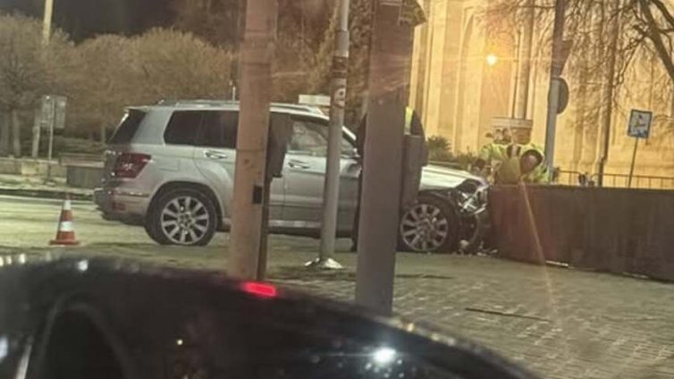 Джип се заби в подлеза до Катедралата във Варна