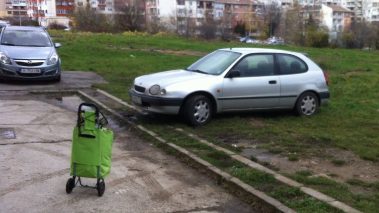 Недобросъвестни варненци паркират върху зелени площи