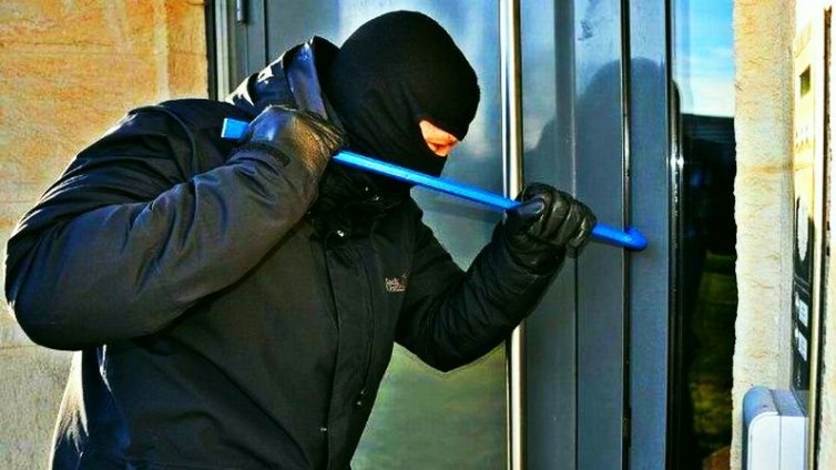 Двама откраднаха златни накити и телевизор от дом във Варна