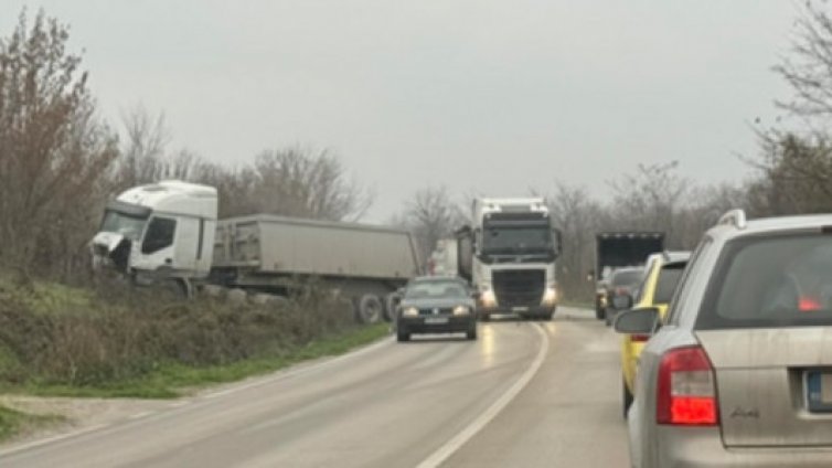 Момиче на 18 г. загина в катастрофа до варненското село Казашко