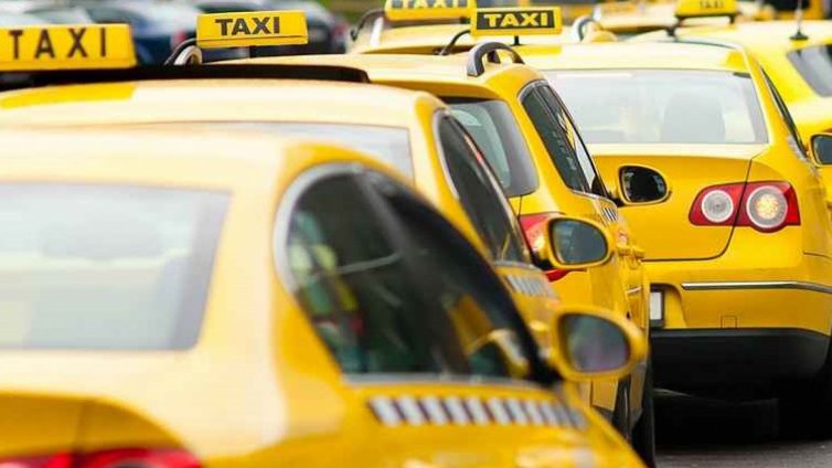 Таксита възпрепятстват междуградските автобуси на автогарата