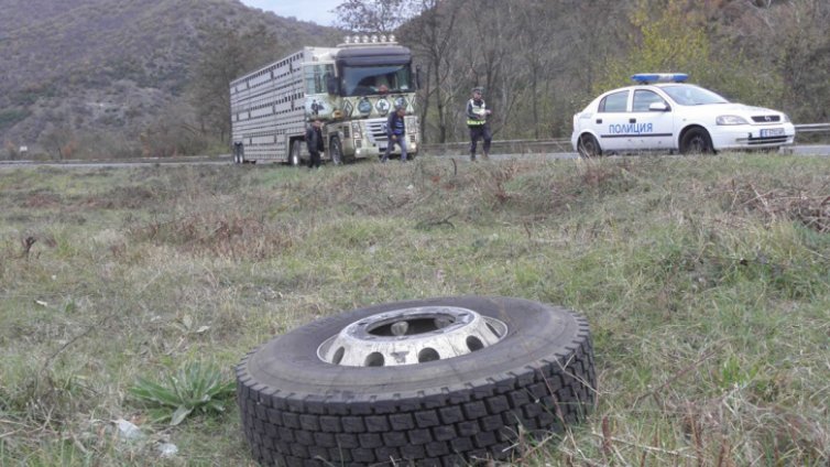 Две гуми излетяха в движение от ТИР на Е-79