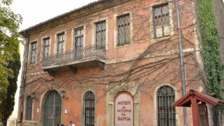 Благотворителен базар се провежда в Музей за нова история на Варна