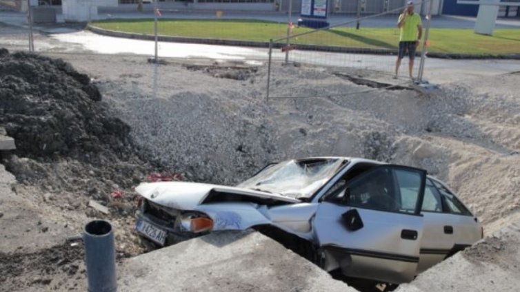 Кола падна в изкоп в Шумен, двама младежи са в болница