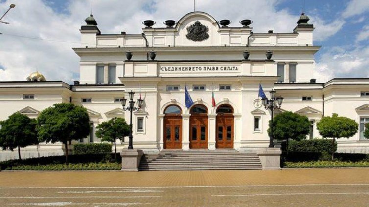 Лидерите на заден план, на първа линия нови лица. Къде ще е голямата битка?