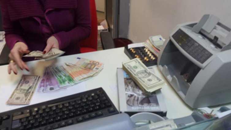 Банките премахват таксите, но вдигат лихвите