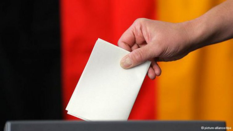 Германците наказаха Меркел заради бежанците