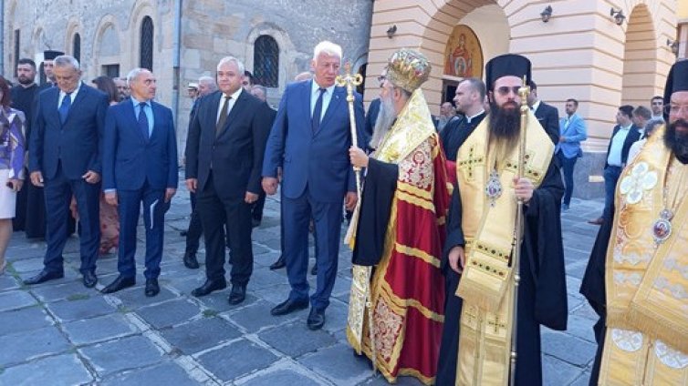 Скандал навръх празника в Пловдив: Владиката нападна завършилите в чужбина