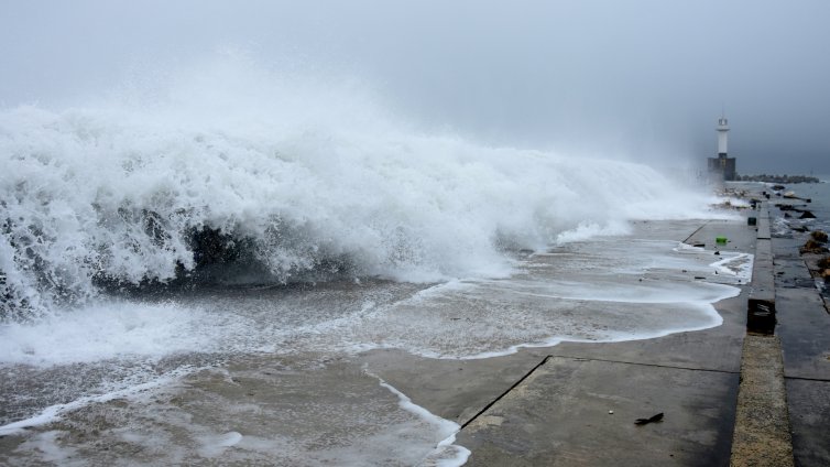 Лошото време и вълните нанесоха множество поражения на вълнолома (СНИМКИ)
