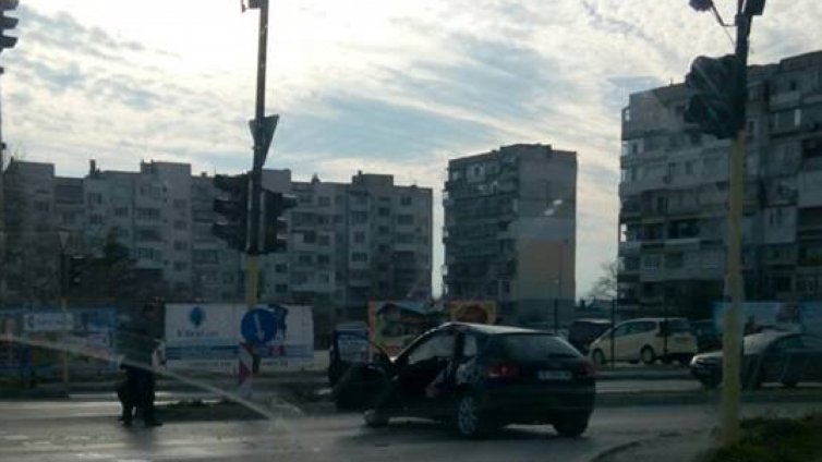 Катастрофа затруднява движението по бул. “Цар Освободител”