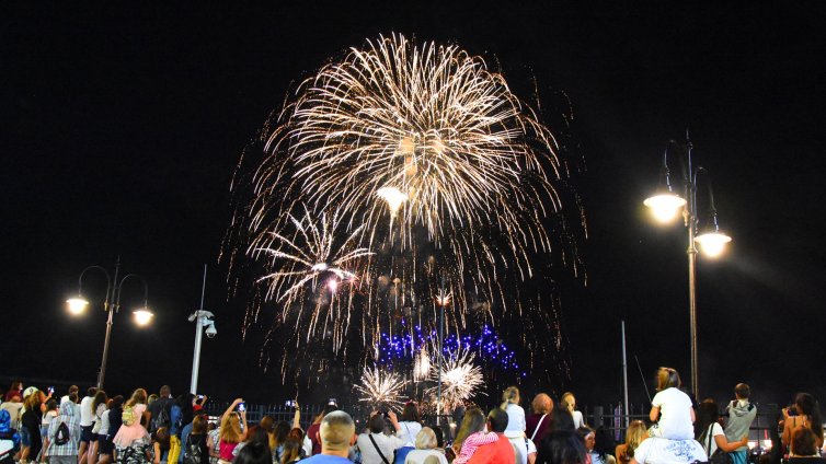 Празнична заря обагри небето за Деня на Варна (СНИМКИ)