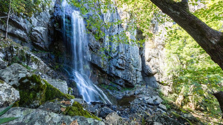 Турист загина при Боянския водопад, паднал е от около 20 метра