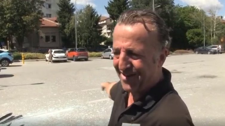 Зрелищна каскада: Жена с джипа си "полетя", помля кола и мотор