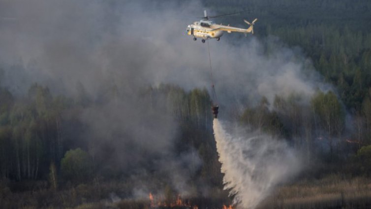 Военен вертолет гаси пожара край Харманли