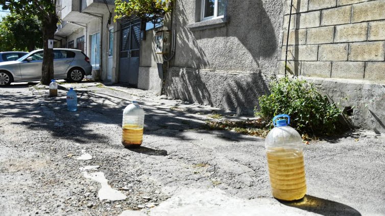 Варненци масово си пазят незаконно паркоместа