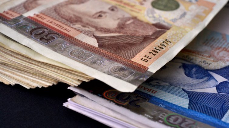Шефката на НАП ще взема с 10% повече