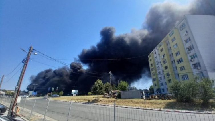 Частично бедствено положение в Средец, огънят продължава да тлее