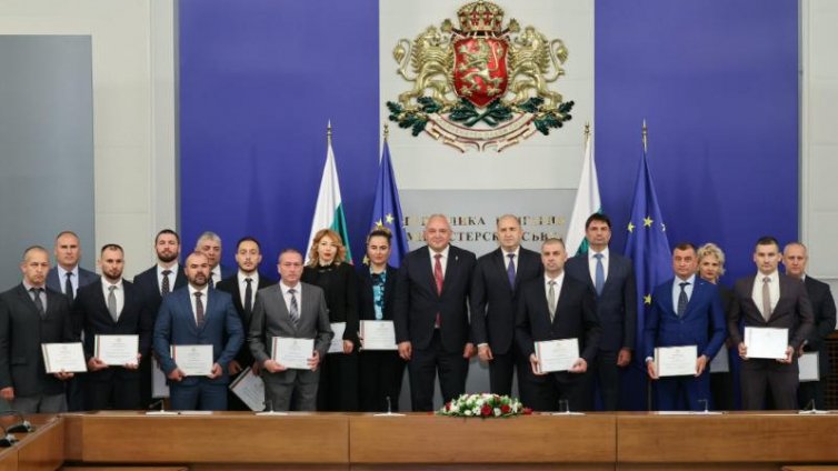 Радев награди служители на МВР за техните заслуги в разкриването на престъпления с висок обществен риск