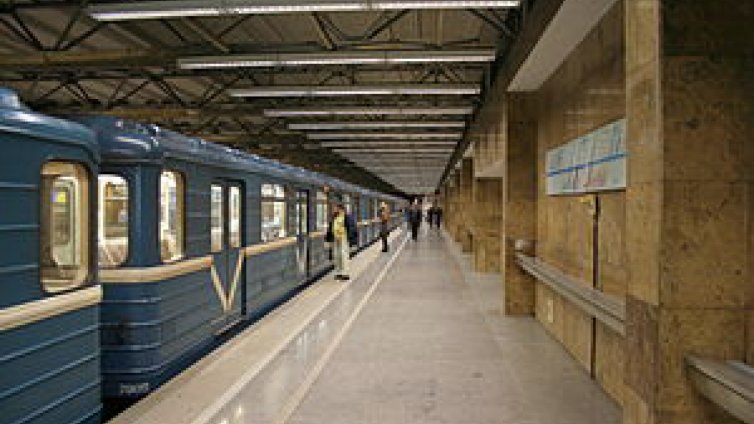 Английски фен бутнал пред влака на метрото строител