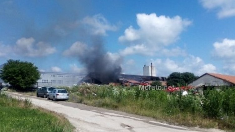 Огромен пожар и взривове в Бяла