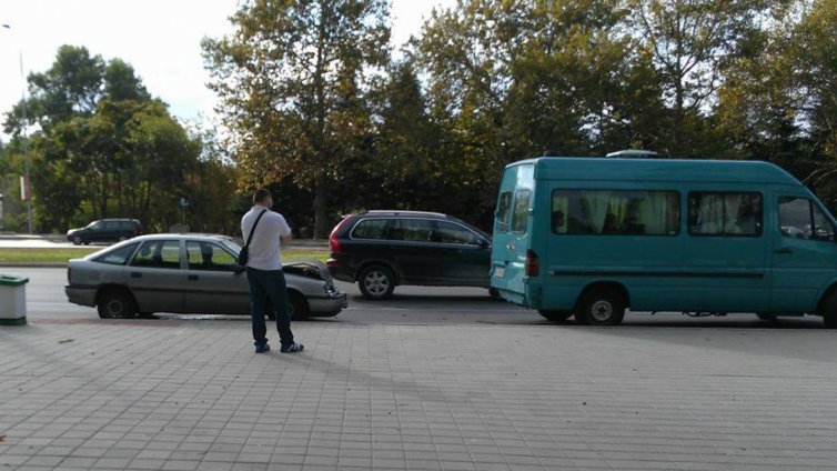 Катастрофа между автомобил и микробус в района на Делфинариума