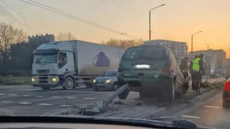 Кола "кацна" върху светофар в кв. "Младост" във Варна