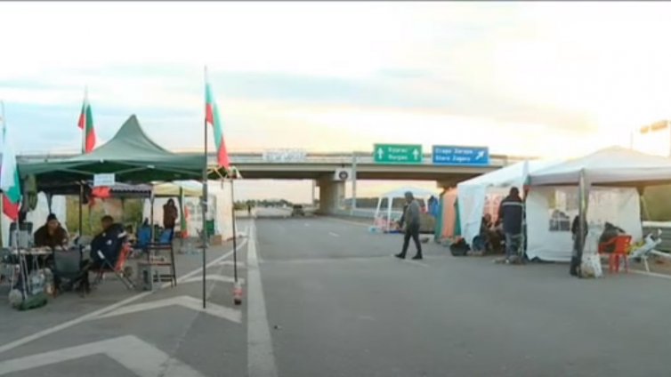 11 ден протести: Остават блокадите на АМ "Тракия" и Прохода на Републиката