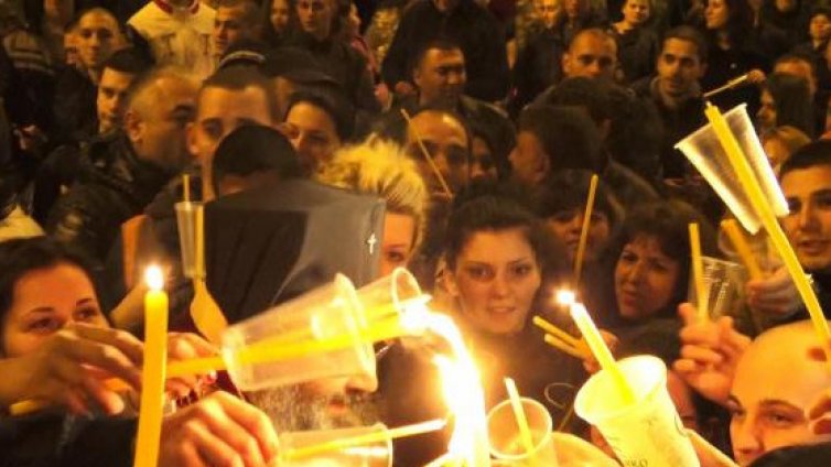 Хиляди вярващи изпълниха храмовете в страната, за да посрещнат Възкресение Христово