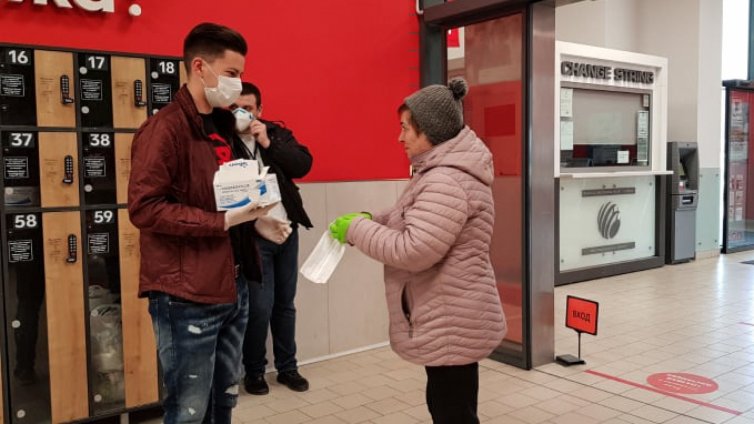 Продължава раздаването на маски на възрастни хора във Варна (СНИМКИ)