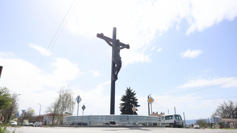12-метров кръст с разпнат Христос се извиси край Елин Пелин