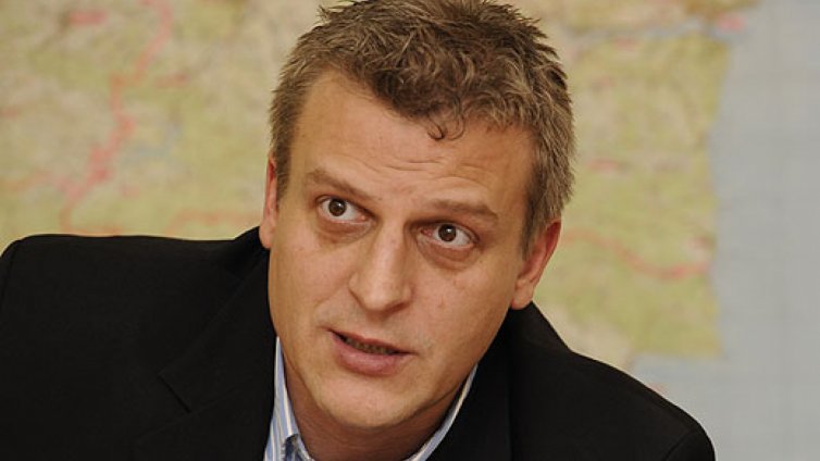 Москов: Няма да закриваме онкологичните центрове!