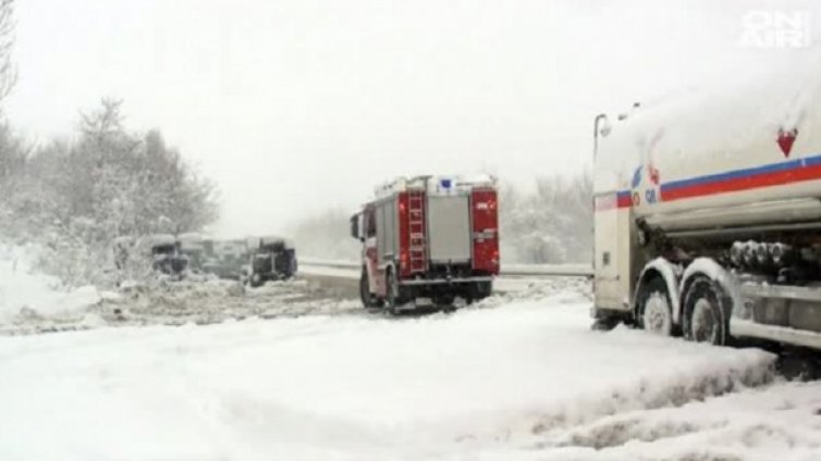 Бургас е под блокада, спряно е движението за Варна