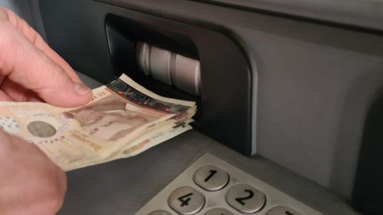 Средната заплата у нас достигна 2 000 лв.