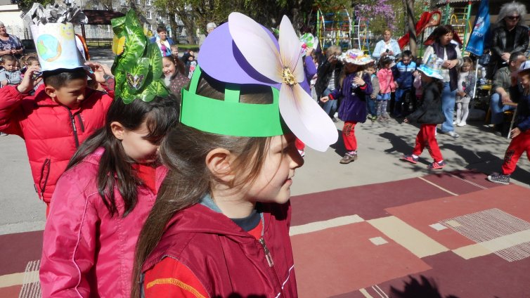 Деца дефилираха с екошапки за Международния ден на Земята