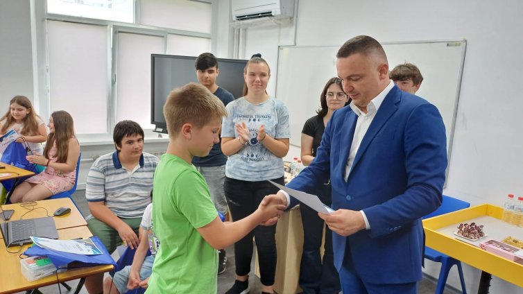 Наградиха първите участници в курса по роботика във Варна