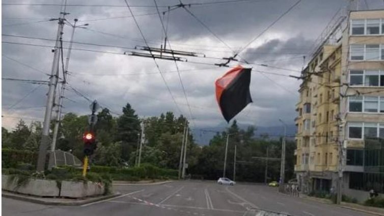 Буря измете за кратко протестиращите от Орлов мост (СНИМКИ)