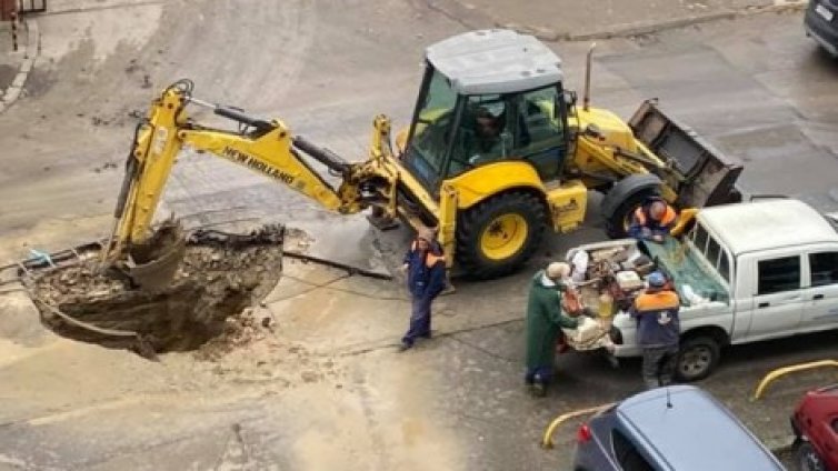 Голяма ВиК-авария във Варна, променен е маршрута на автобусна линия №13