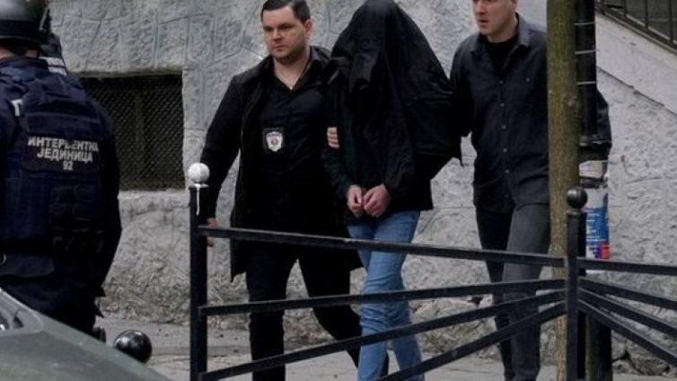 14-годишен уби 8 деца и охранител при стрелба в основно училище в Белград (СНИМКИ)