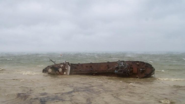 Буря обърна танкер в Черно море