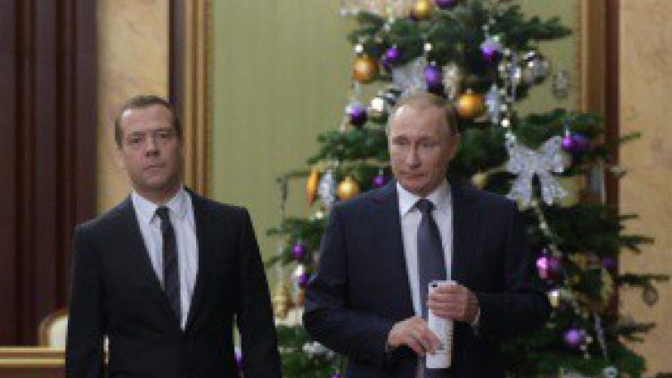 Путин посреща Нова година &ldquo;вкъщи&ldquo;, Медведев - на ски