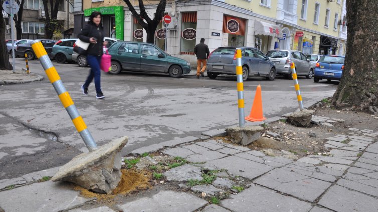 Вандали къртят колчета, за да паркират в центъра