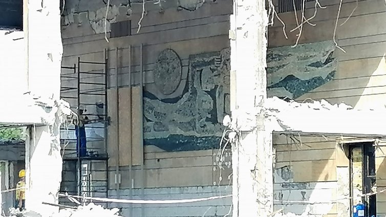 Демонтират мозайката от старата автогара (СНИМКИ)